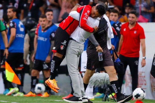 Cocca abraza a Jairo Torres durante partido