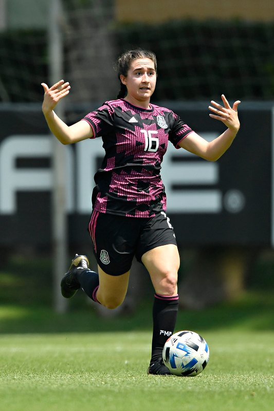Silvana Flores en acción con la Selección Mexicana