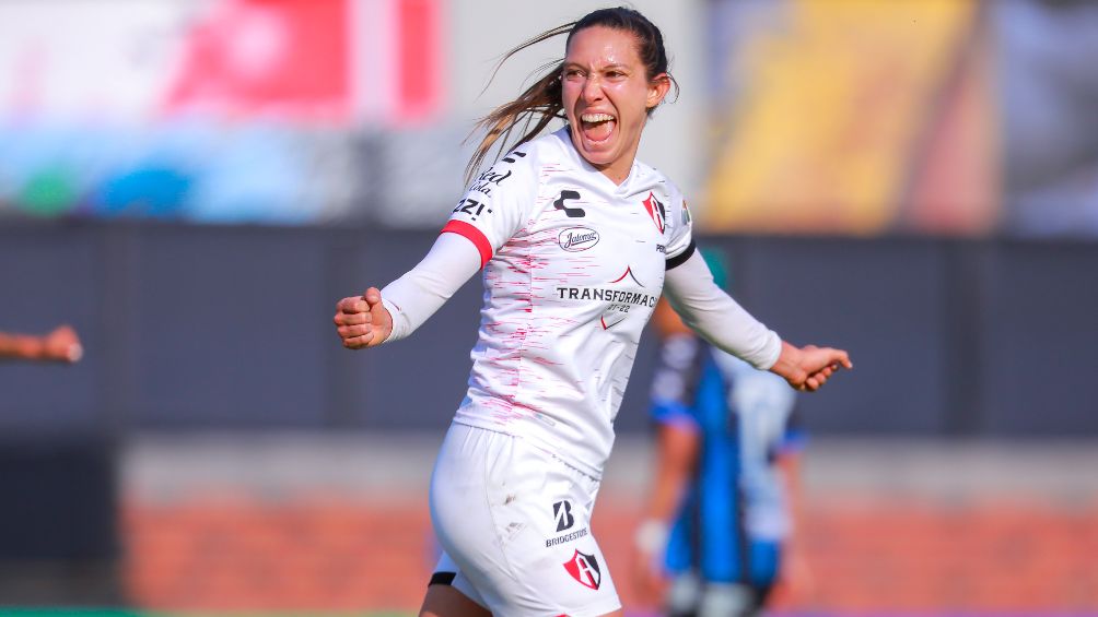 Adriana Iturbide en festejo de gol