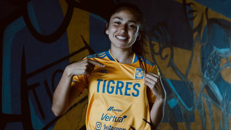 Amanda Marroquín siendo presentada con Tigres