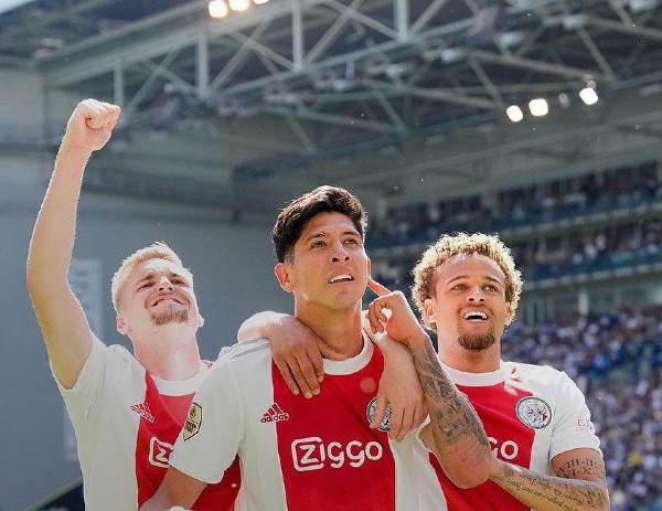 Edson Álvarez celebra con Ajax