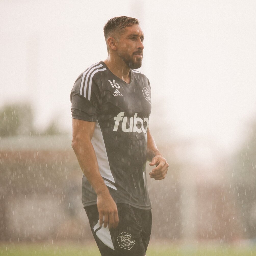 Héctor Herrera entrenó bajo la tormenta