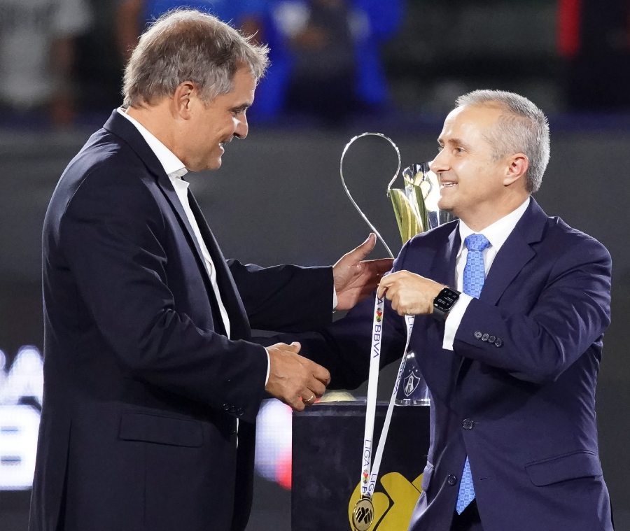 Aguirre recibe medalla de ganador de Supercopa MX