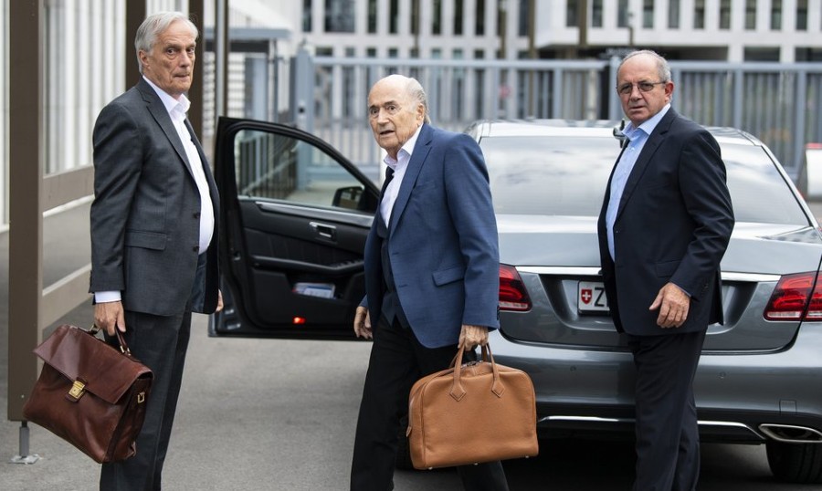Blatter con sus abogados