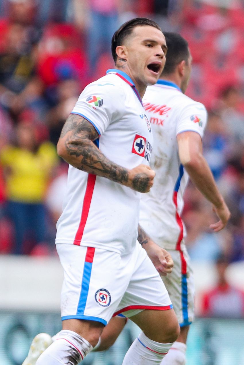 Tabó celebrando un gol con Cruz Azul