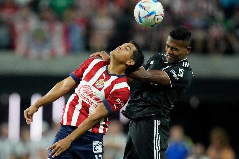 Jesús Sánchez de Chivas y Alex Sandro en disputa por el balón