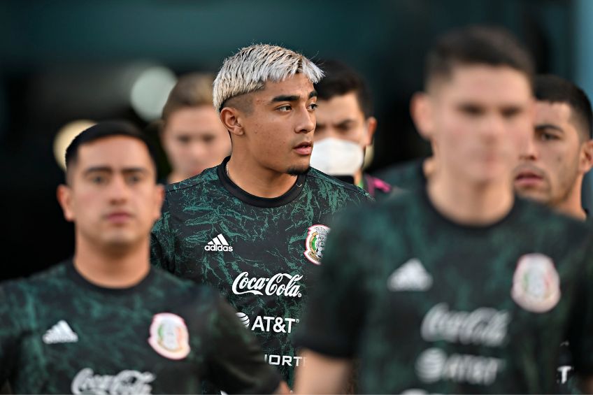Julián Araujo previo a un partido de la Selección Mexicana