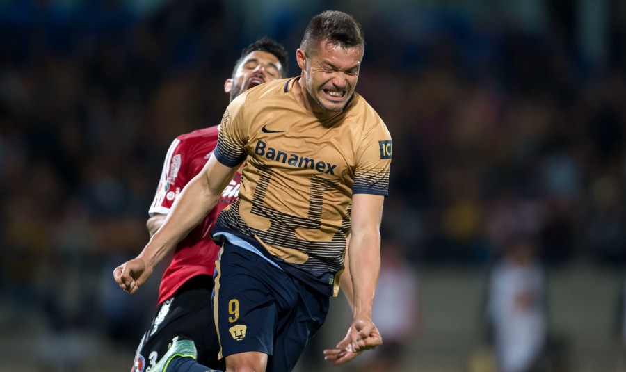 Dante López celebra gol con Pumas