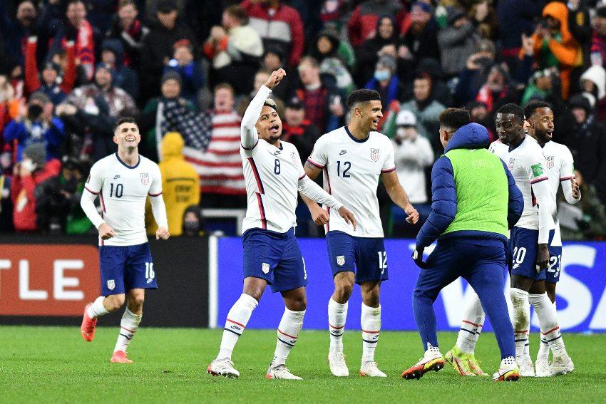 Jugadores de Estados Unidos festejando un gol a favor 