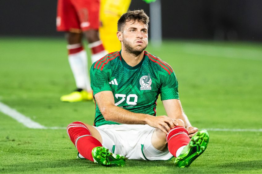 Santiago Giménez durante un partido de México