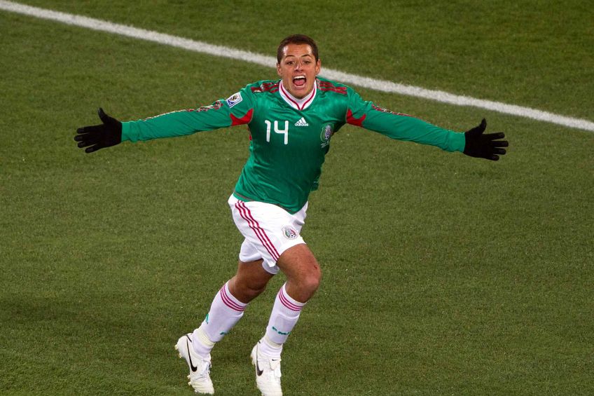 Chicharito Hernández festejando un gol