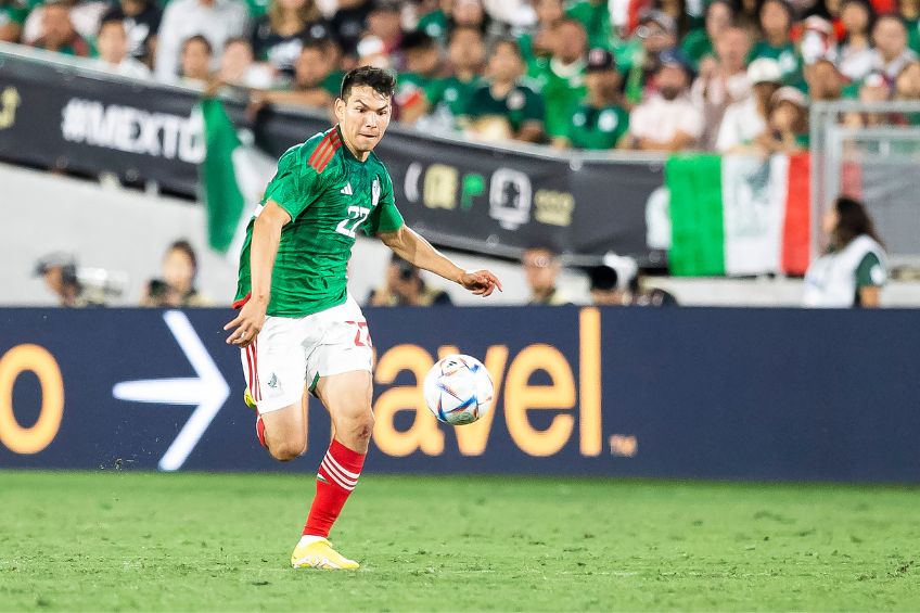Hirving Lozano durante un partido de México