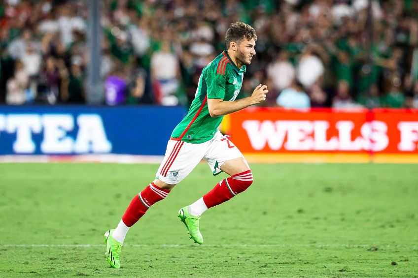 Santiago Giménez durante un partido de México