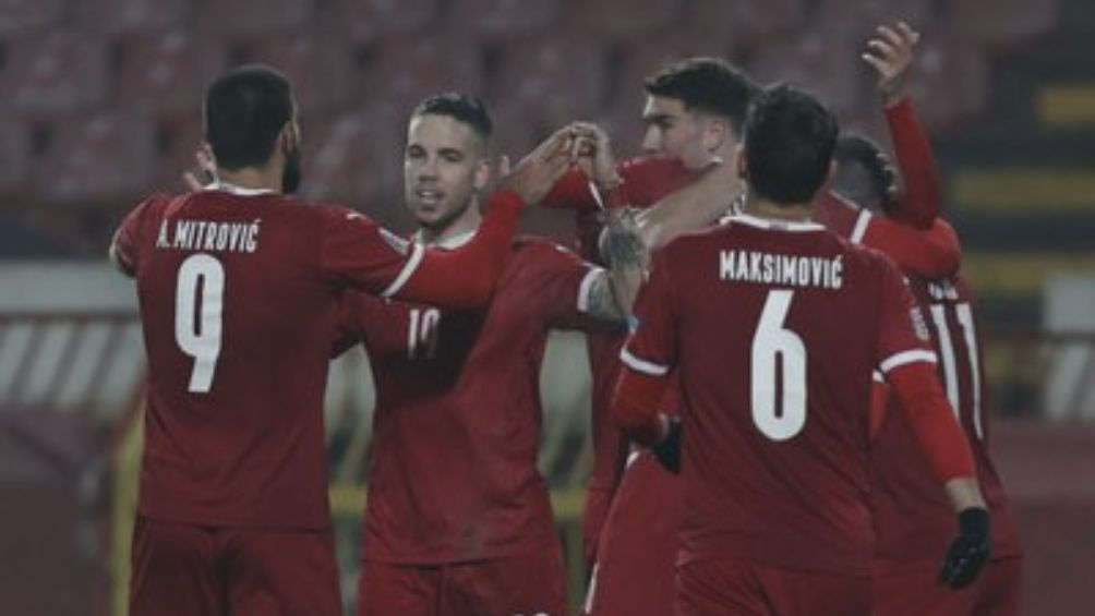 Los serbios celebran un gol