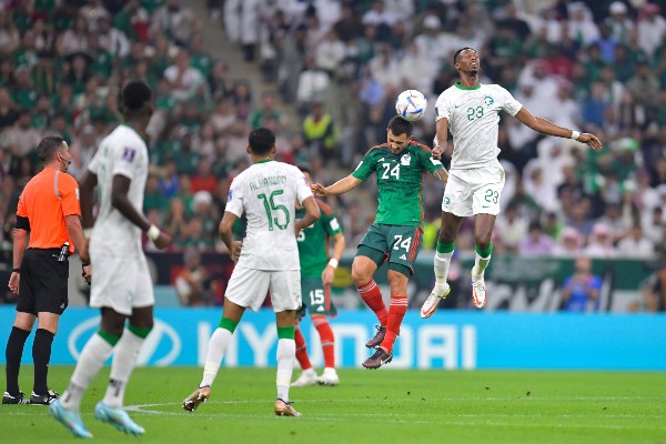 Luis Chávez en acción con la Selección Mexicana en Qatar 2022