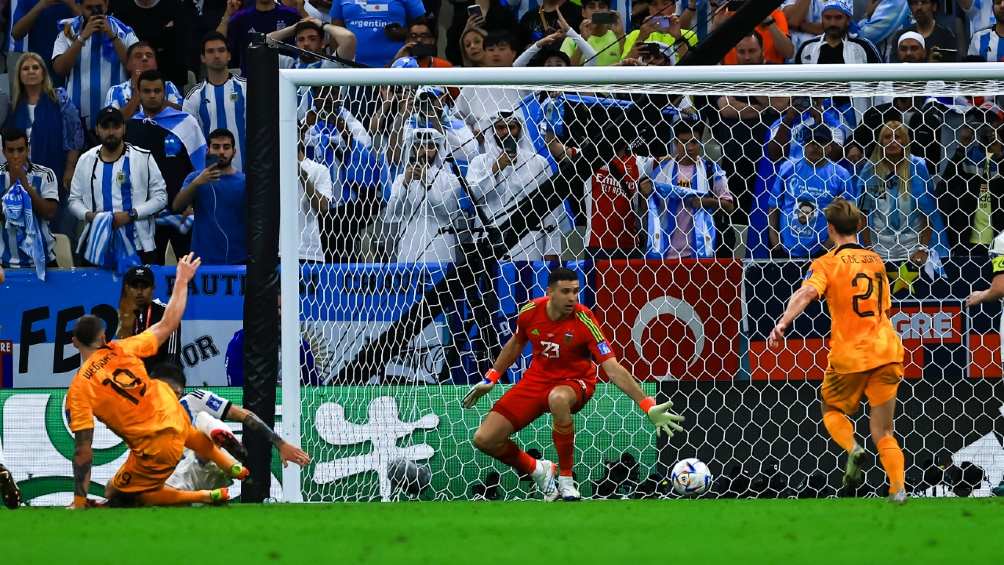 El Dibu Martínez se comió el gol de Países Bajos