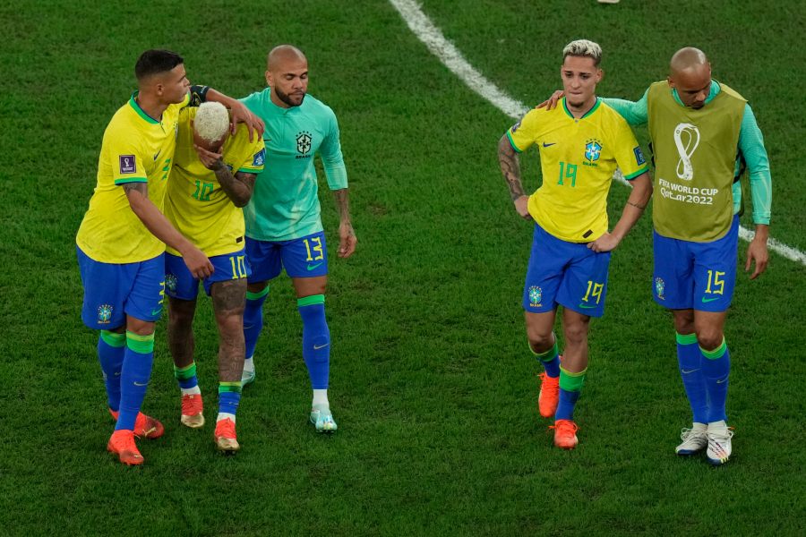 Jugadores de brasil tristes al ser eliminados