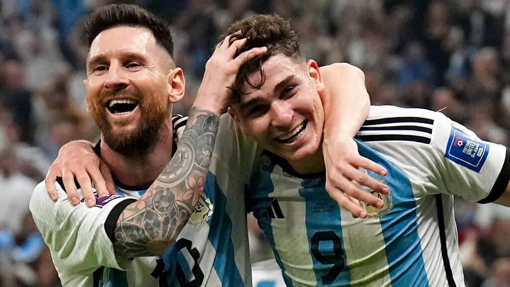 Julián Álvarez festeja junto a Lionel Messi