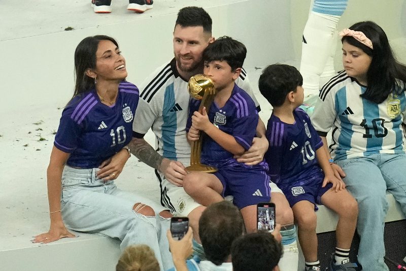 Messi y Antonella festejando