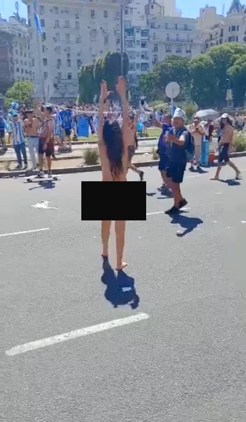 Mujer desnuda celebrando el título de Argentina