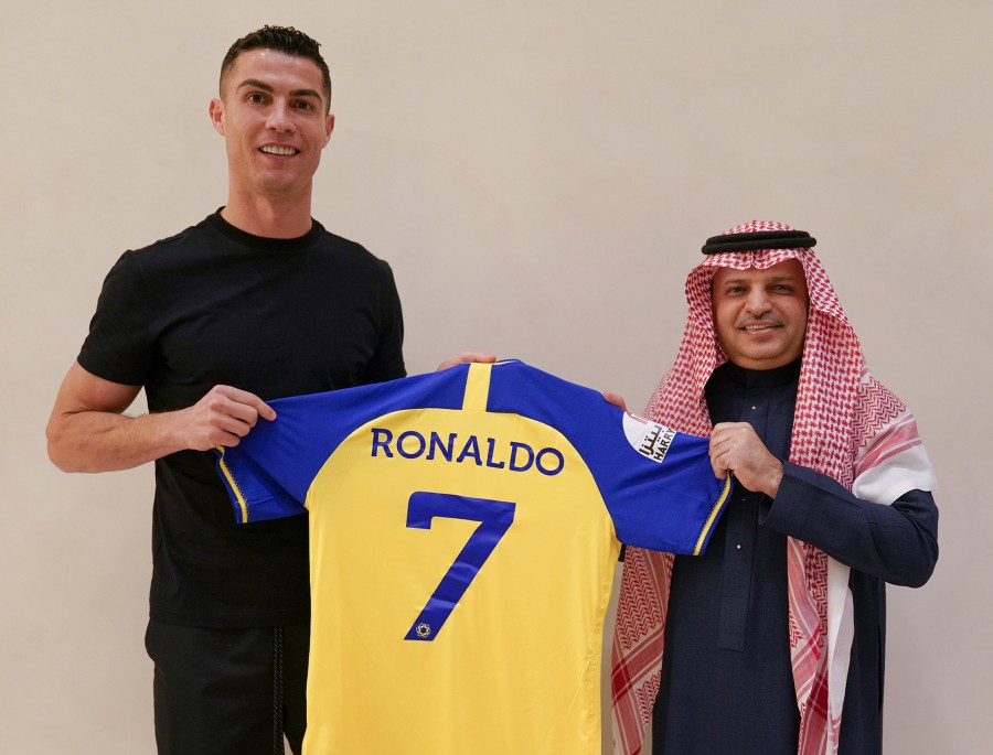 Cristiano Ronald mostrando camiseta de Al Nassr