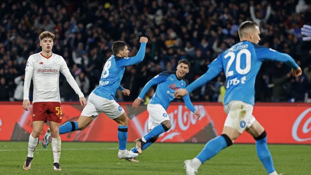 Simeone celebra el gol de la victoria para el Napoli