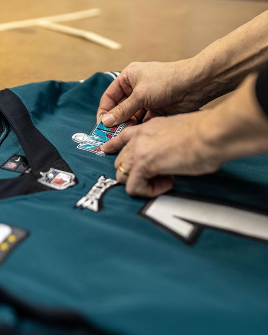 Eagles bordando las camisetas que usarán en el Super Bowl