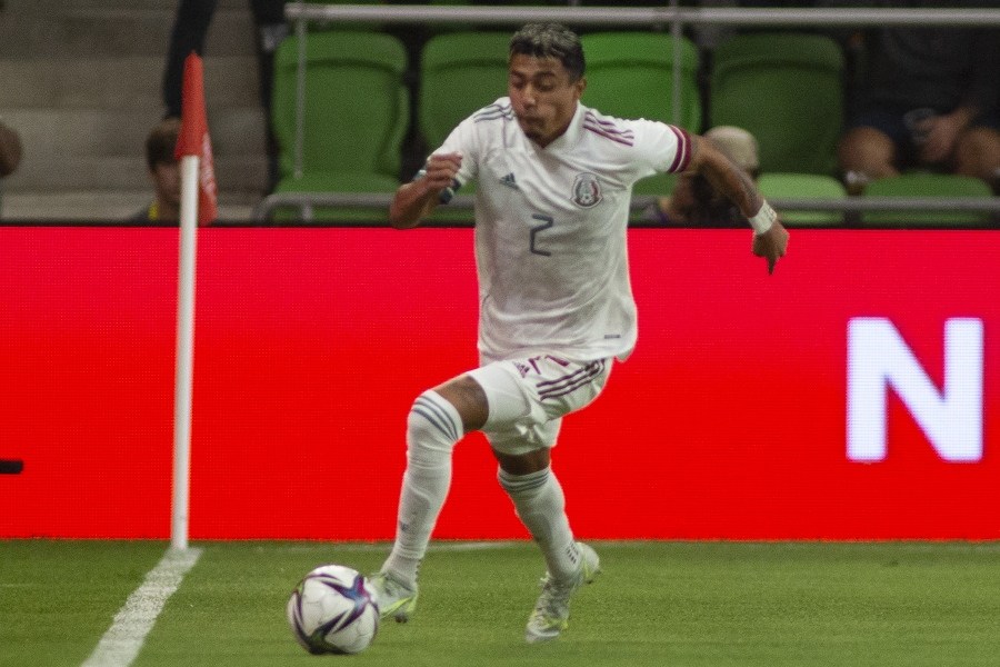 Julián Araujo en partido con la Selección Mexicana