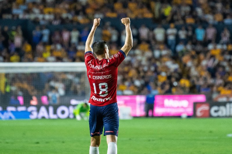 Ronaldo Cisneros en festejo de gol