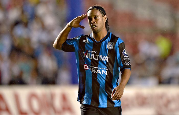 Ronaldinho durante un encuentro del Querétaro en el Estadio Corregidora