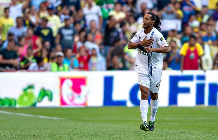 Ronaldinho siendo ovacionado en el Estadio Azteca, luego de marcar un gol