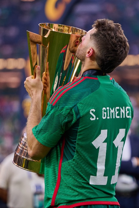Santiago Giménez con el trofeo de la Copa Oro