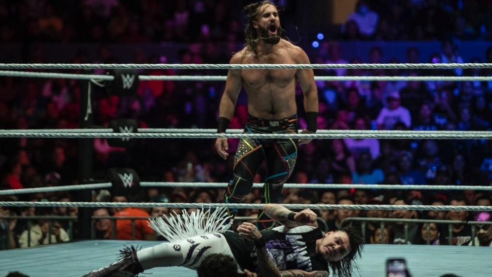 Dominik Mysterio no pudo con Seth Rollins