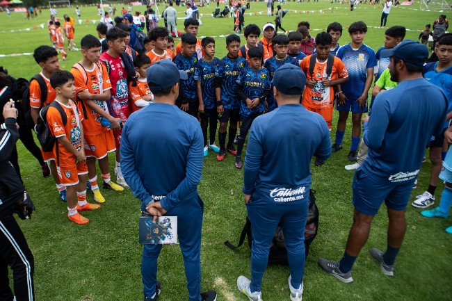 Entrenadores de Pumas impartieron una clínica de futbol