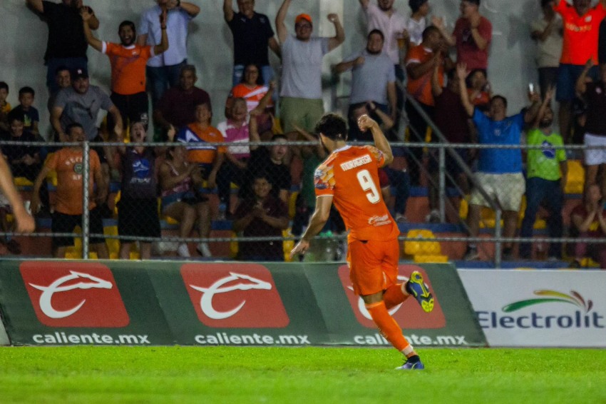 Vladimir Moragrega celebrando su gol vs Atlante