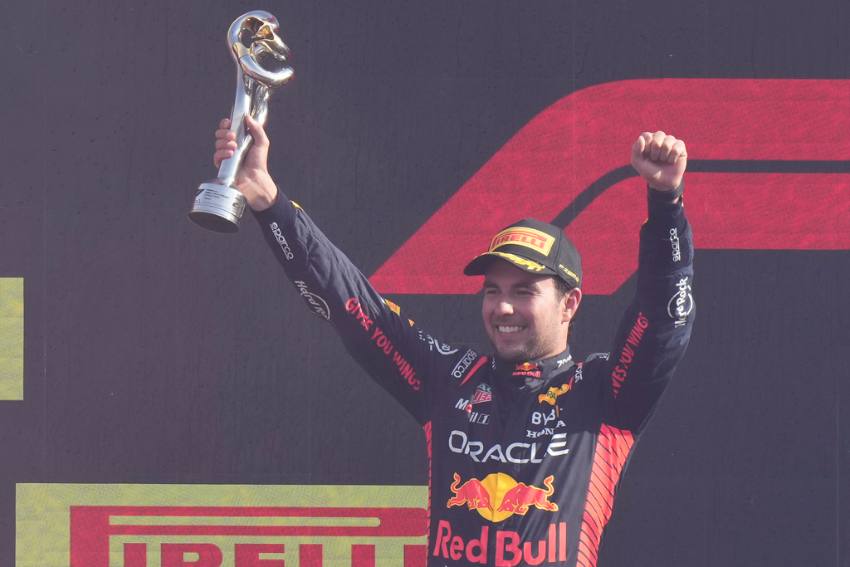 Checo Pérez en el podio del GP de Italia