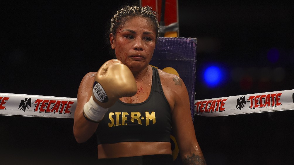 Barby Juárez durante una pelea de box