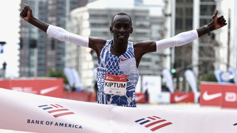 Kiptum terminando el Maratón de Chicago