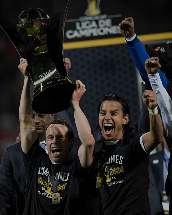 Cruz Azul junto a Jerry Flores con el título de la Concachampions 2014