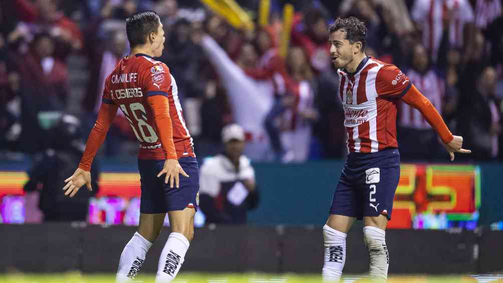 Cisneros en celebración del gol con Alan Mozo