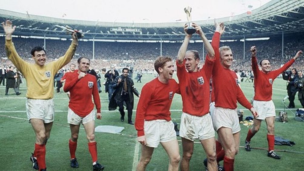 Bobby Charlton levanta la copa Jules Rimet en 1966