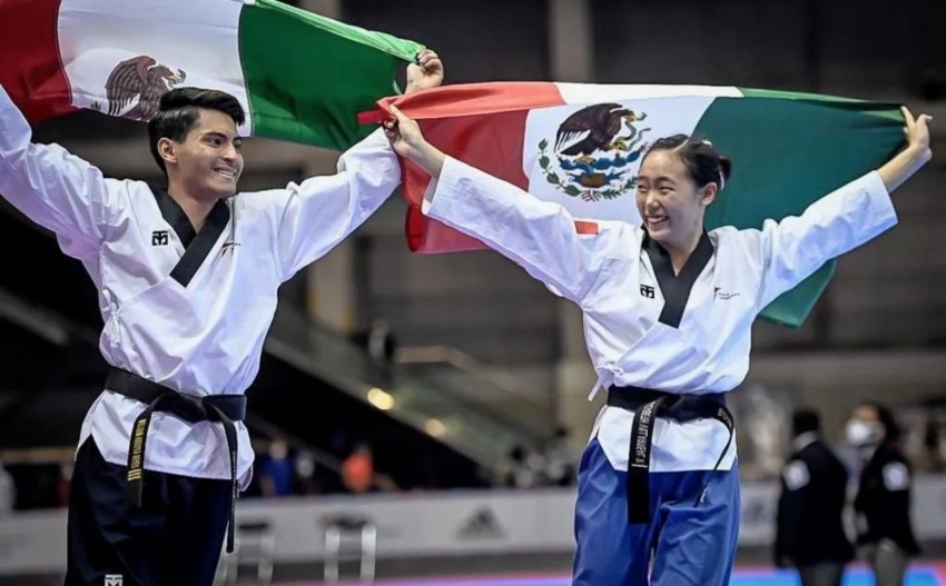 Los atletas mexicanos celebrando 
