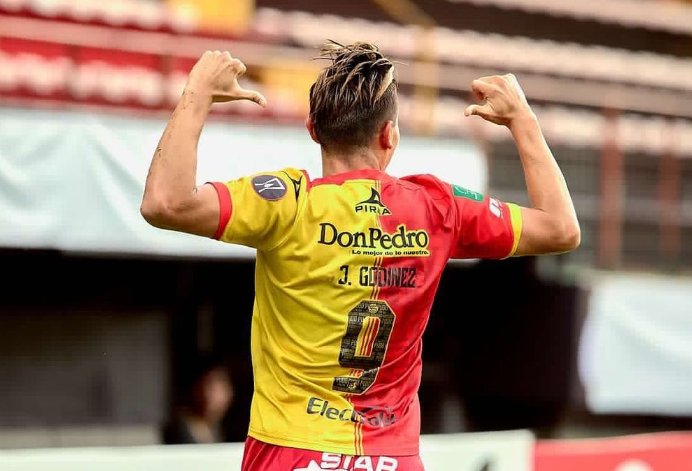 Jesús Godínez celebra un gol con Herediano