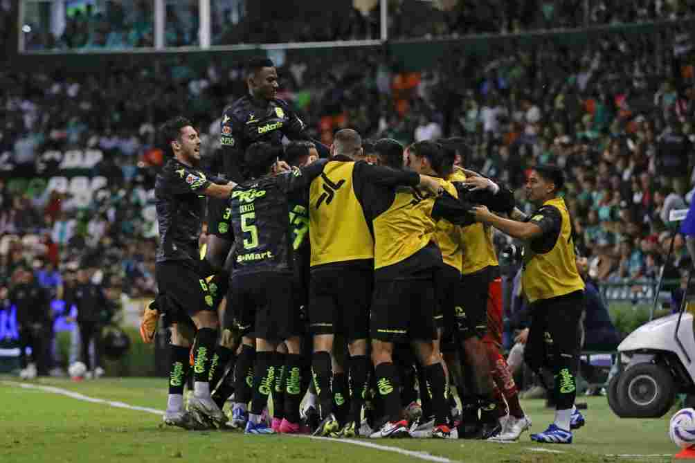 Jugadores de Juárez celebran el gol de la ventaja