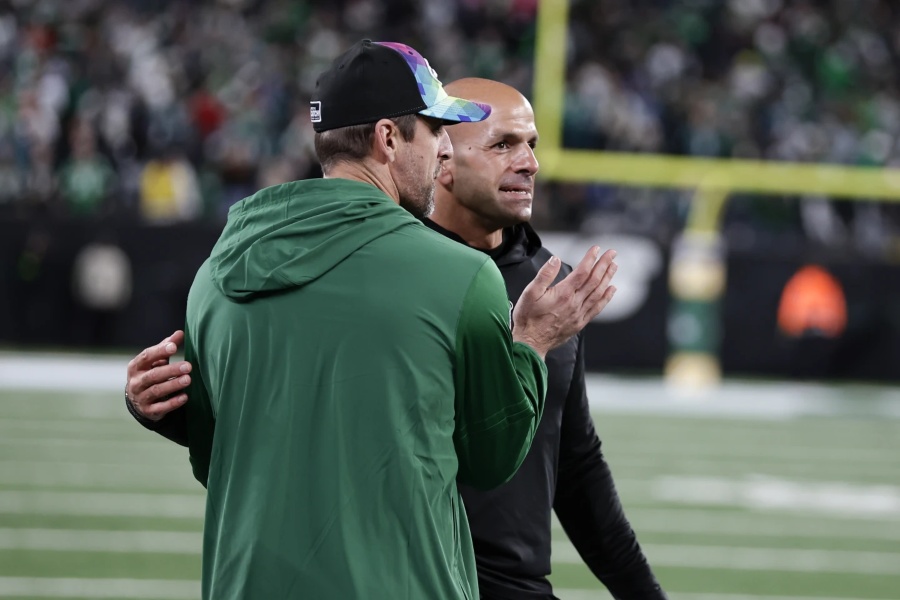 Aaron Rodgers con el head coach de Jets, Robert Saleh