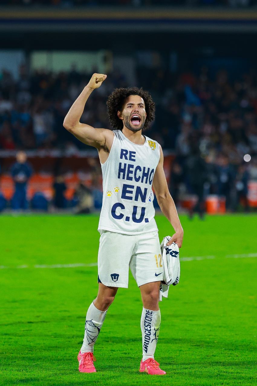 César Huerta en celebración de gol