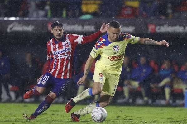 Jonathan Rodríguez enfrentando al Atlético San Luis 