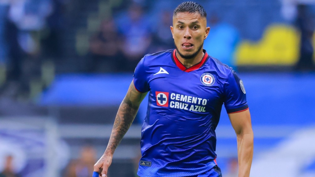 Carlos Salcedo no tuvo buen paso en Cruz Azul