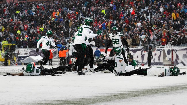Jugadores de Jets celebran la victoria