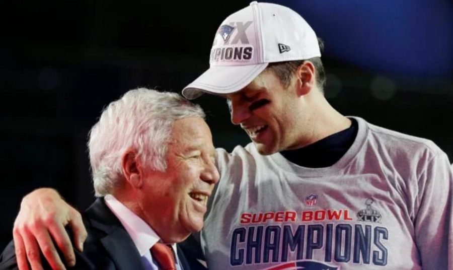 Brady con Robert Kraft tras ganar Super Bowl